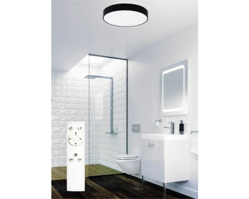 Moderní koupelna se stropním svítidlem, sprchou, skříňkou pod umyvadlo, osvětleným zrcadlem a dálkovým ovládáním