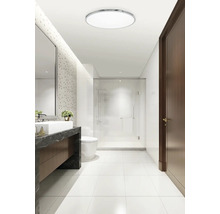 Moderní koupelna se stropním svítidlem, umyvadlem, toaletou a sprchou