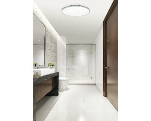 Moderní koupelna se stropním svítidlem, umyvadlem, toaletou a sprchou