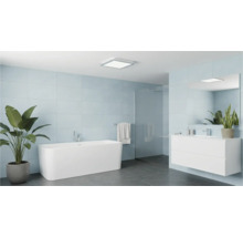 Moderní koupelna s vanou, umyvadlem a rostlinami