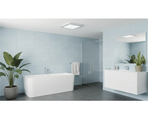 Moderní koupelna s vanou, umyvadlem a rostlinami