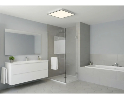 Moderní koupelna s umyvadlem, zrcadlem, sprchou a vanou