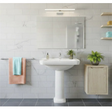 Světlá koupelna s umyvadlem, zrcadlem a ručníky