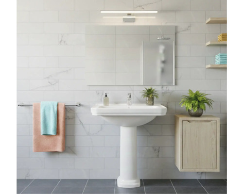 Světlá koupelna s umyvadlem, zrcadlem a ručníky