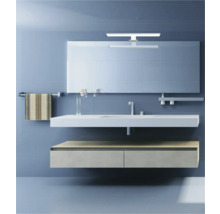 Moderní koupelna s umyvadlem, zrcadlem, skříňkou pod umyvadlem a držákem na ručníky