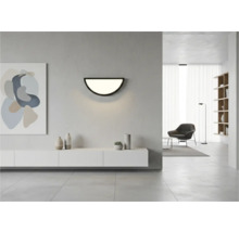 Obývací pokoj s půlkruhovou nástěnnou lampou, příborníkem a dekorací