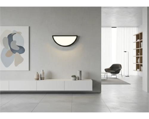 Obývací pokoj s půlkruhovou nástěnnou lampou, příborníkem a dekorací