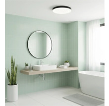 Světlá koupelna s umyvadlem, zrcadlem, vanou a stropním svítidlem