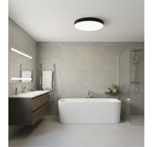 Světlá koupelna s vanou, sprchou, umyvadlem a stropním svítidlem