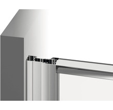 Detailní pohled na sprchový kout s hliníkovým rámem a skleněnými panely.