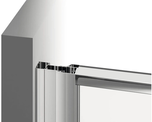 Detailní pohled na sprchový kout s hliníkovým rámem a skleněnými panely.