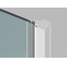 Detailní pohled na sprchový kout se skleněným prvkem a profilovým prvkem