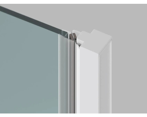 Detailní pohled na sprchový kout se skleněným prvkem a profilovým prvkem