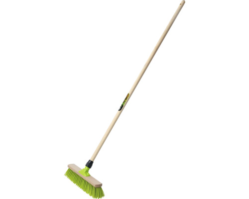 Koště na ulice s dřevěnou násadou a štětinami