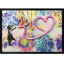 Nástěnné umění v rámu se siluetou dívky a motivem srdce