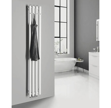 Moderní koupelna s topným tělesem na ručníky a županem