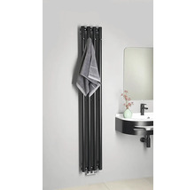 Koupelna s radiátorem na ručníky, ručníkem a umyvadlem