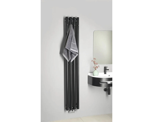 Koupelna s radiátorem na ručníky, ručníkem a umyvadlem