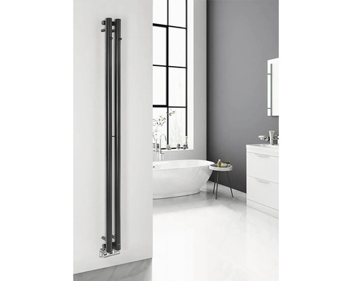 Moderní koupelna s designovým radiátorem, vanou a umyvadlovou skříňkou.