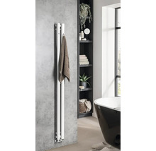 Moderní koupelna s bílým radiátorem na ručníky, ručníkem a policí