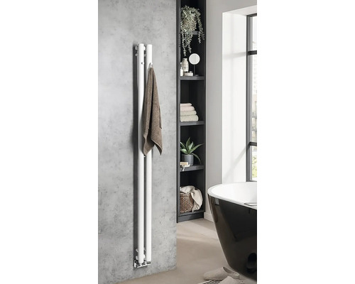 Moderní koupelna s bílým radiátorem na ručníky, ručníkem a policí