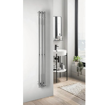 Vertikální radiátor v moderní koupelně s umyvadlem.