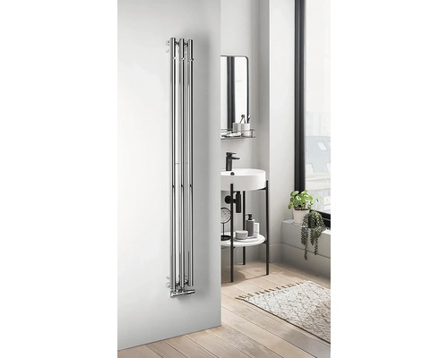 Vertikální radiátor v moderní koupelně s umyvadlem.