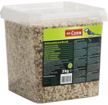 Drcené arašídy Mr. Corn v průhledném obalu s informacemi o produktu a logem.