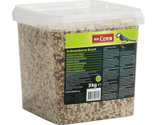 Drcené arašídy Mr. Corn v průhledném obalu s informacemi o produktu a logem.