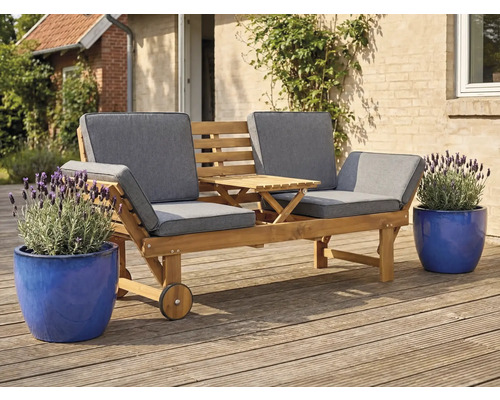 Zahradní lavice pro dvě osoby se stolem a kolečky na terase