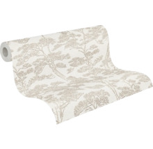 Vliesová tapeta s věrným vzorem stromů v jemných zemních tónech na světlém podkladu.