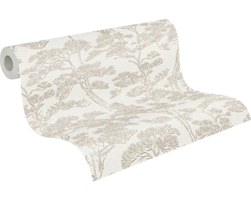 Vliesová tapeta s věrným vzorem stromů v jemných zemních tónech na světlém podkladu.