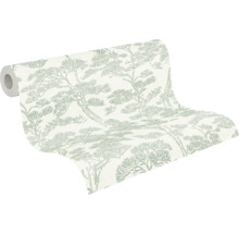 Částečně rozbalená vliesová tapeta se vzorem jehličnatých stromů.