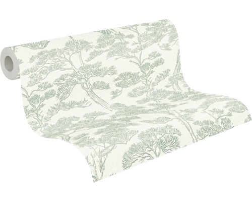 Částečně rozbalená vliesová tapeta se vzorem jehličnatých stromů.