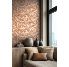 Vliesová tapeta se vzorem stromů v obývacím pokoji s pohovkou, polštáři, dřevěnou komodou a keramickými vázami u okna.