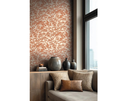 Vliesová tapeta se vzorem stromů v obývacím pokoji s pohovkou, polštáři, dřevěnou komodou a keramickými vázami u okna.