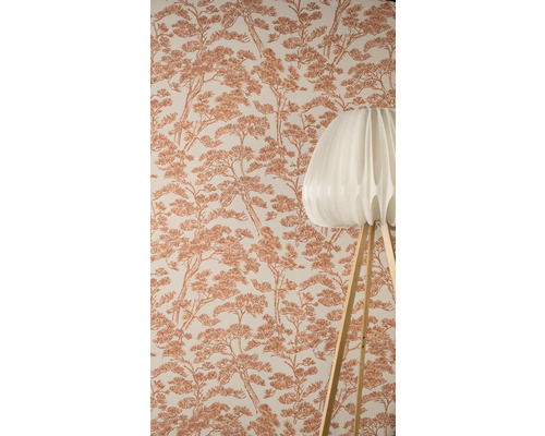 Tapeta se vzorem borovic v pozadí, v popředí moderní stojací lampa s plisovaným stínidlem a dřevěnýma nohama.