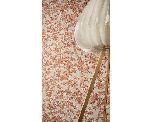 Vliesová tapeta s grafickým vzorem stromů vedle stojací lampy se světlým stínidlem a dřevěnou konstrukcí.