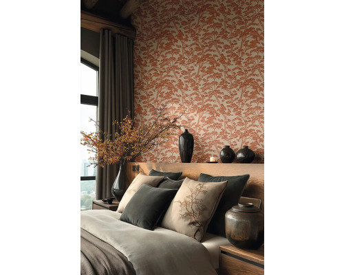 Elegantní ložnice s tapetou se vzorem stromů, dřevěným čelem postele, dekorativními polštáři s botanickými motivy a tmavými keramickými vázami.