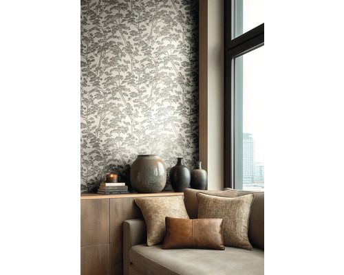 Vliesová tapeta se vzorem borovic v obývacím pokoji s pohovkou, dekorativními polštáři a keramickými vázami na komodě u okna.