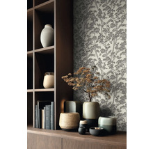 Vliesová tapeta se vzorem borovicového lesa ve stylu skici v moderně zařízeném pokoji s tmavými dřevěnými policemi a keramickými vázami.