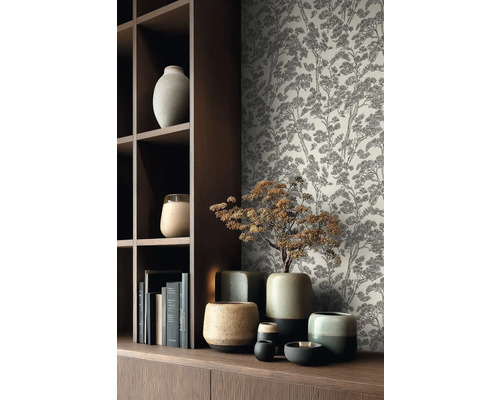 Vliesová tapeta se vzorem borovicového lesa ve stylu skici v moderně zařízeném pokoji s tmavými dřevěnými policemi a keramickými vázami.