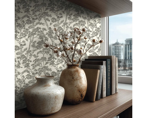 Vliesová tapeta se vzorem stromů ve stylu náčrtu na stěně za dřevěnou policí s keramickými vázami a knihami v jasném pokoji.