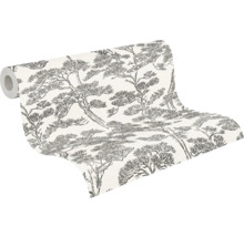 Role vliesové tapety s grafickým motivem stromů, vzor borovic v černé a bílé.