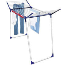 Sušák na prádlo s prádlem k sušení