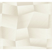 Vliesová tapeta s geometrickým 3D vzorem nepravidelných polygonů s jemně strukturovaným povrchem.