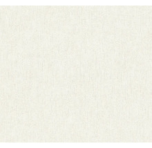 Světle béžová vliesová tapeta s jemnou vertikální strukturou a jemnou povrchovou ražbou.