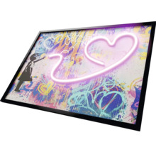 Dekorativní obraz s graffiti a neonovým srdcem v rámu