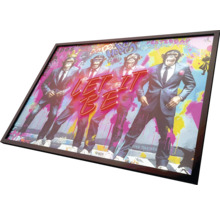 Zarámovaný obraz se čtyřmi opicemi v oblecích a nápisem Let It Be