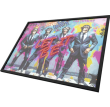 Zarámovaný plakát se čtyřmi opicemi v oblecích a nápisem Let it be